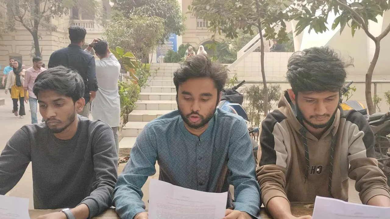 ছাত্র অধিকার পরিষদের দপ্তর সম্পাদক কাজী আহাদ লেখিত বক্তব্য পাঠ করছেন। ছবি : কালবেলা