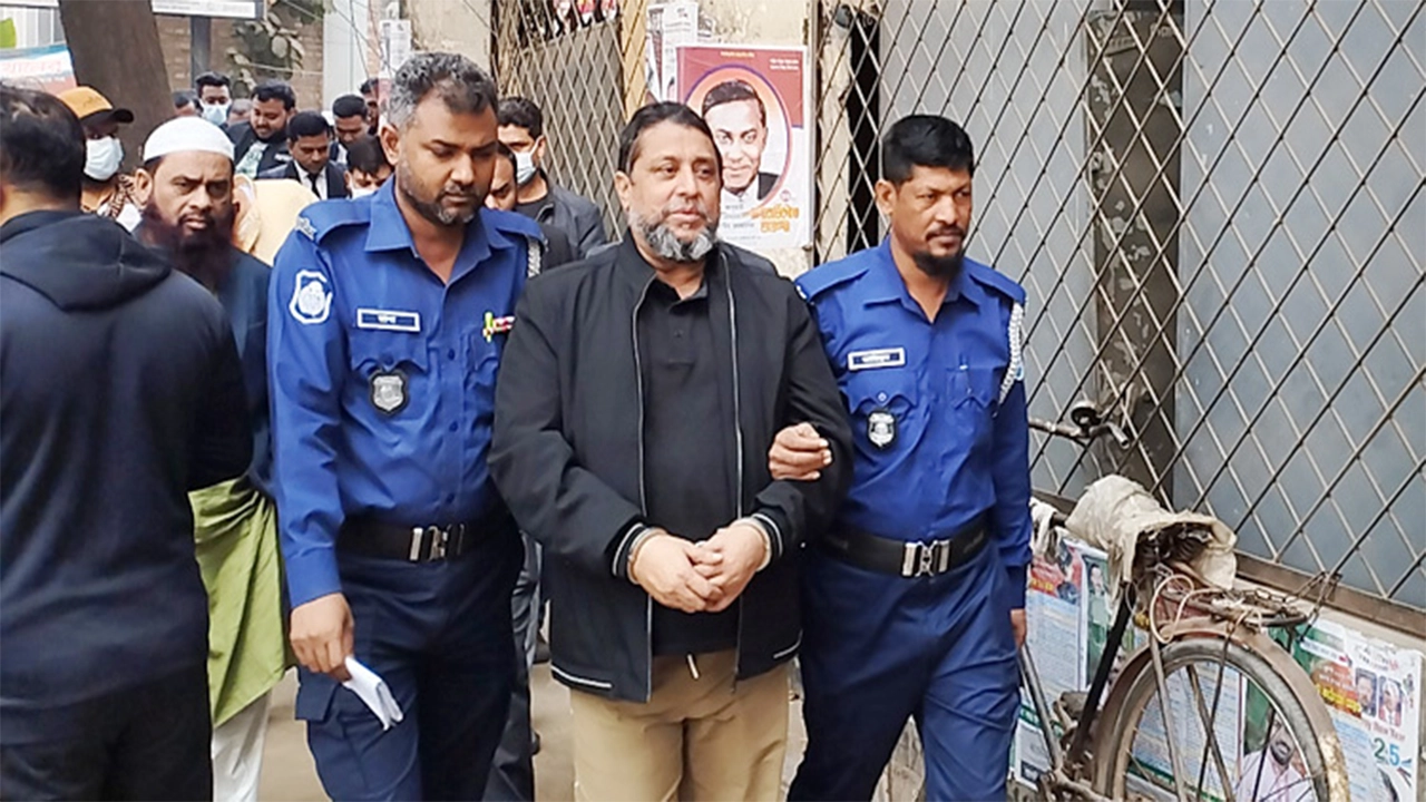 নারায়ণগঞ্জে আদালত পাড়ায় রিমান্ড শেষে যুবলীগ নেতা মতিউর রহমান মতিকে নেওয়ার চিত্র। ছবি : কালবেলা