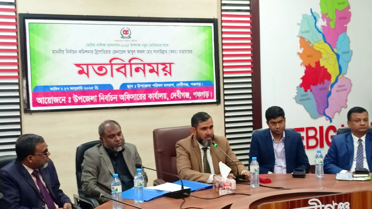 নতুন ভোটার ও সরকারি কর্মকর্তাদের সঙ্গে মতবিনিময় সভায় বক্তব্য দেন নির্বাচন কমিশনার ব্রিগেডিয়ার জেনারেল (অব.) আবুল ফজল মো. সানাউল্লাহ। ছবি : কালবেলা