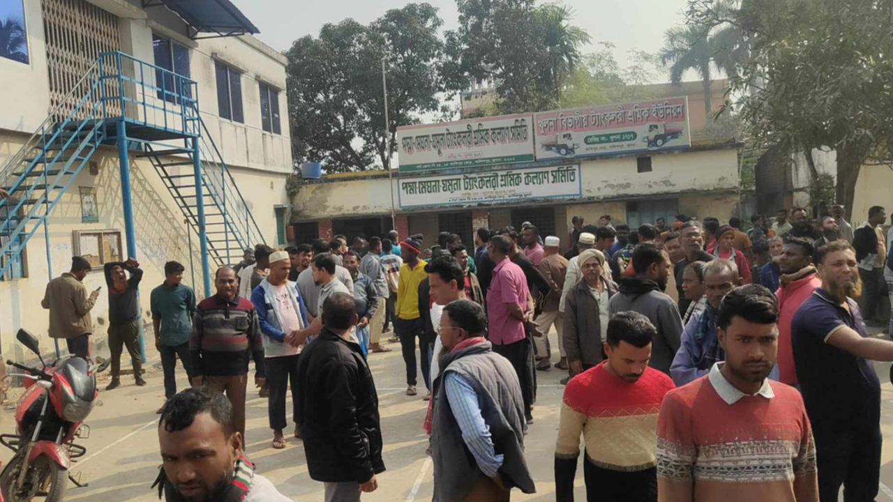 খুলনায় ট্যাংক-লরি শ্রমিকদের কর্মবিরতি। ছবি : কালবেলা