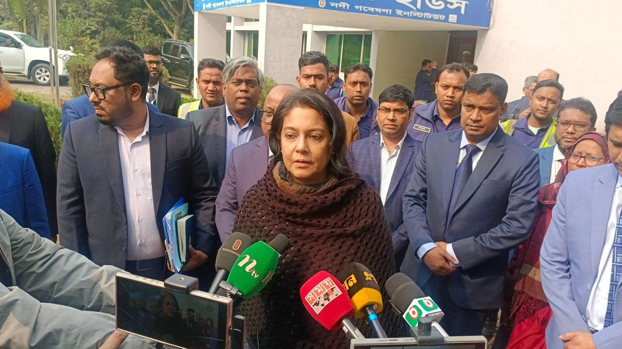 সাংবাদিকদের সঙ্গে কথা বলছেন উপদেষ্টা সৈয়দা রিজওয়ানা হাসান। ছবি : কালবেলা