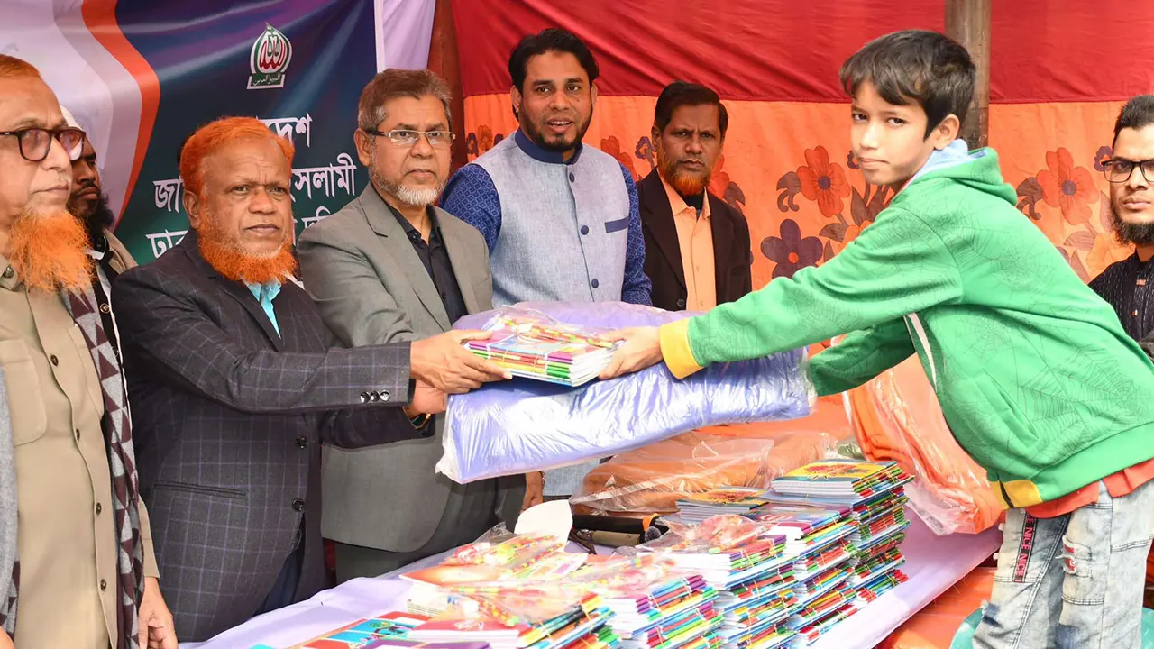 রাজধানীর জুরাইনে সুবিধা বঞ্চিত শিশুদের মাঝে শীতবস্ত্র ও বই উপহার দেয় জামায়াতে ইসলামী। ছবি : কালবেলা