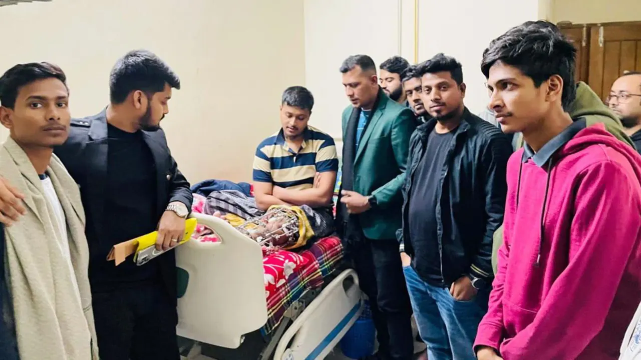 ইমরানকে দেখতে হাসপাতালে যান তরিকুল ইসলাম তারিক। ছবি : কালবেলা