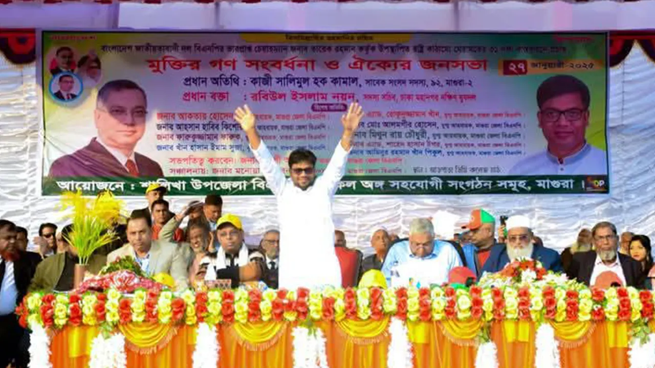 মাগুরার শালিখায় গণসমাবেশে হাত তুলে শুভেচ্ছা জানান রবিউল ইসলাম নয়ন। ছবি : কালবেলা