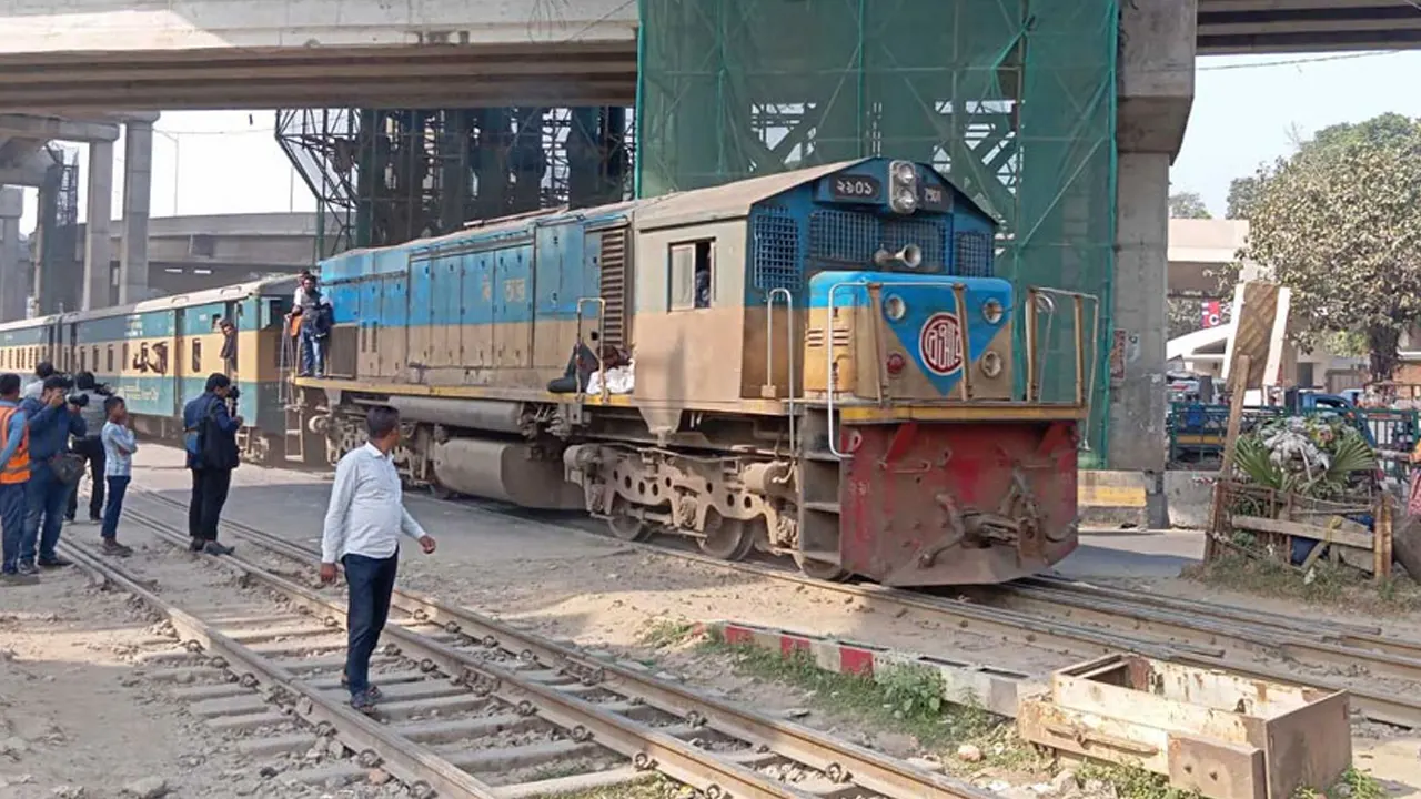 রেল লােইনে অপেক্ষমান ট্রেন। ছবি : সংগৃহীত