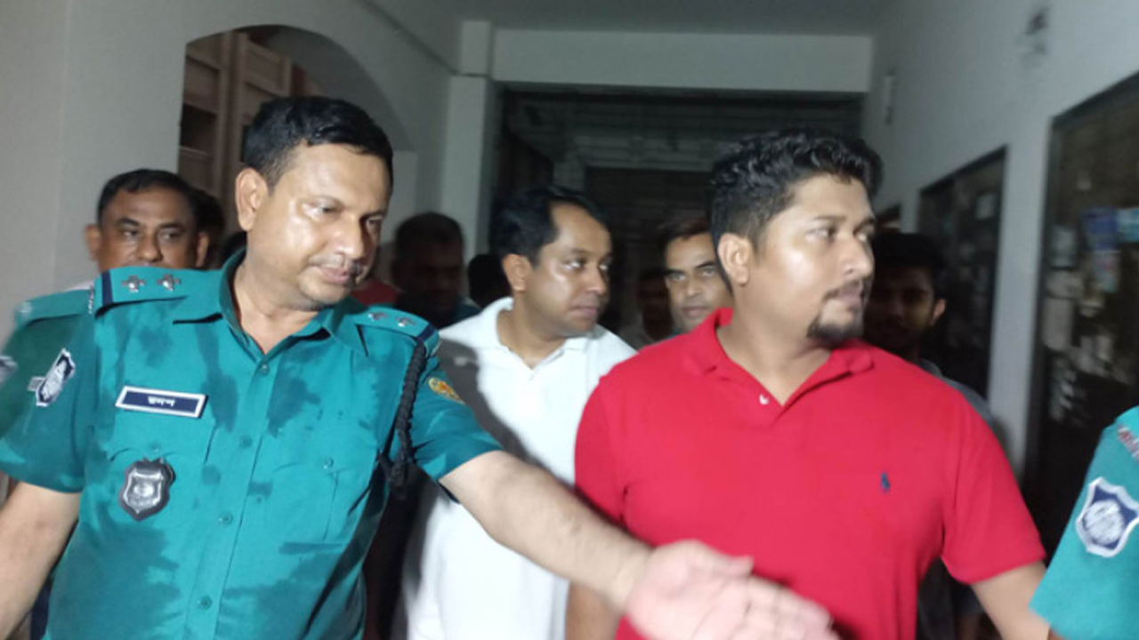 আসামিদের আদালতে নেওয়ার দৃশ্য। পুরোনো ছবি