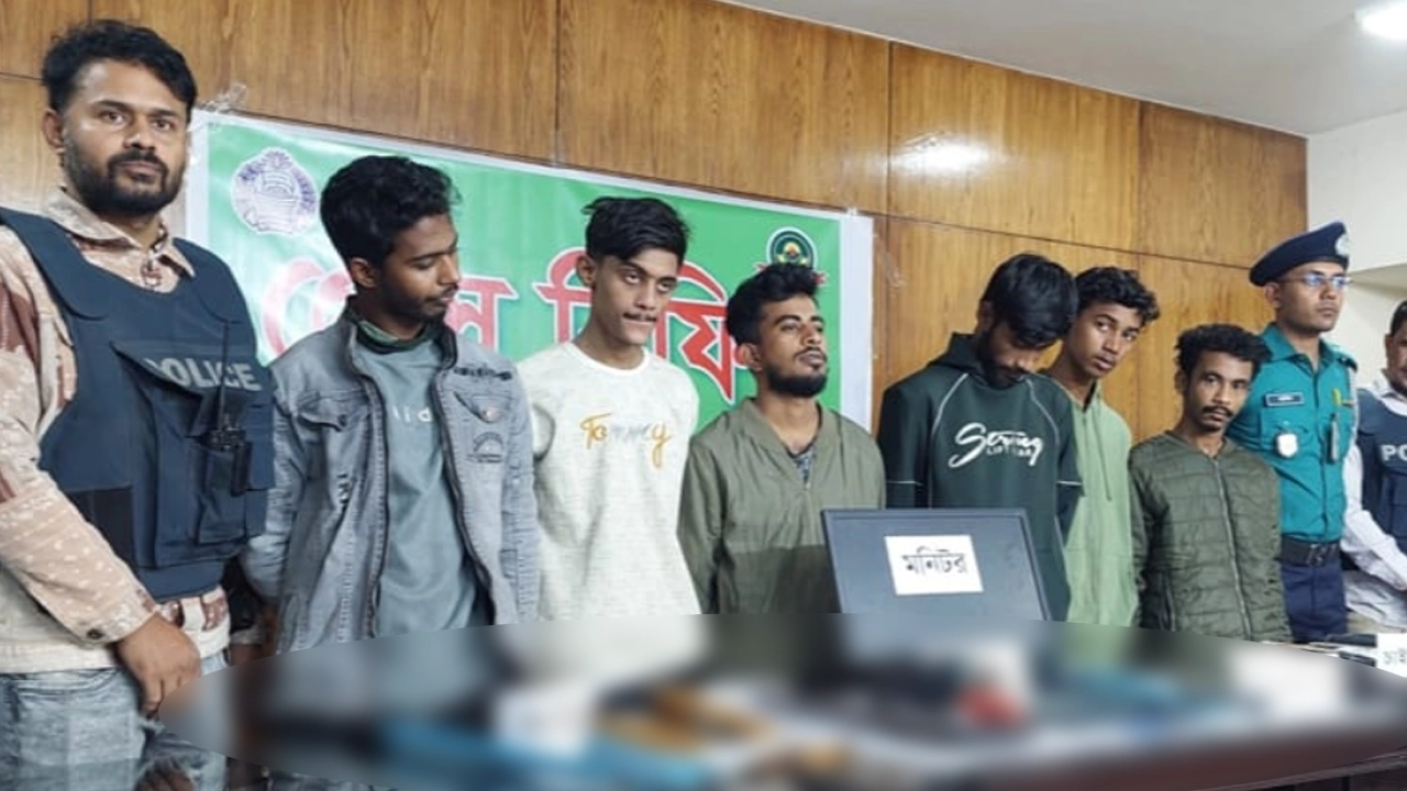 গ্রেপ্তার ছয় ডাকাত। ছবি : কালবেলা