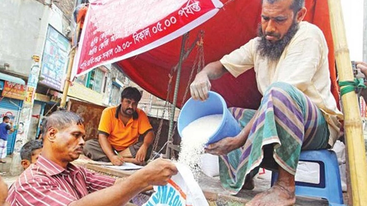 ওএমএসের চাল বিতরণ। ছবি : সংগৃহীত