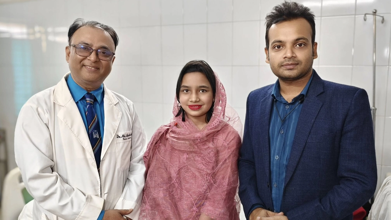 বাঁ থেকে সহযোগী অধ্যাপক ডা. মোহাম্মদ নাসির উদ্দিন, কিশোরী কল্পনা ও সাংবাদিক ইশতিয়াক ইমন। ছবি : সংগৃহীত