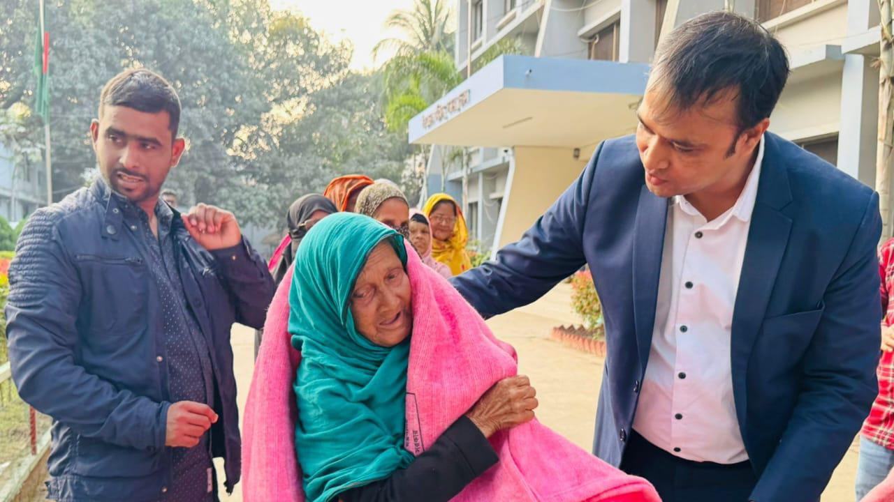 সাভারে শীতার্ত দৃষ্টিপ্রতিবন্ধীদের কম্বল বিতরণ করছেন ইউএনও। ছবি : কালবেলা