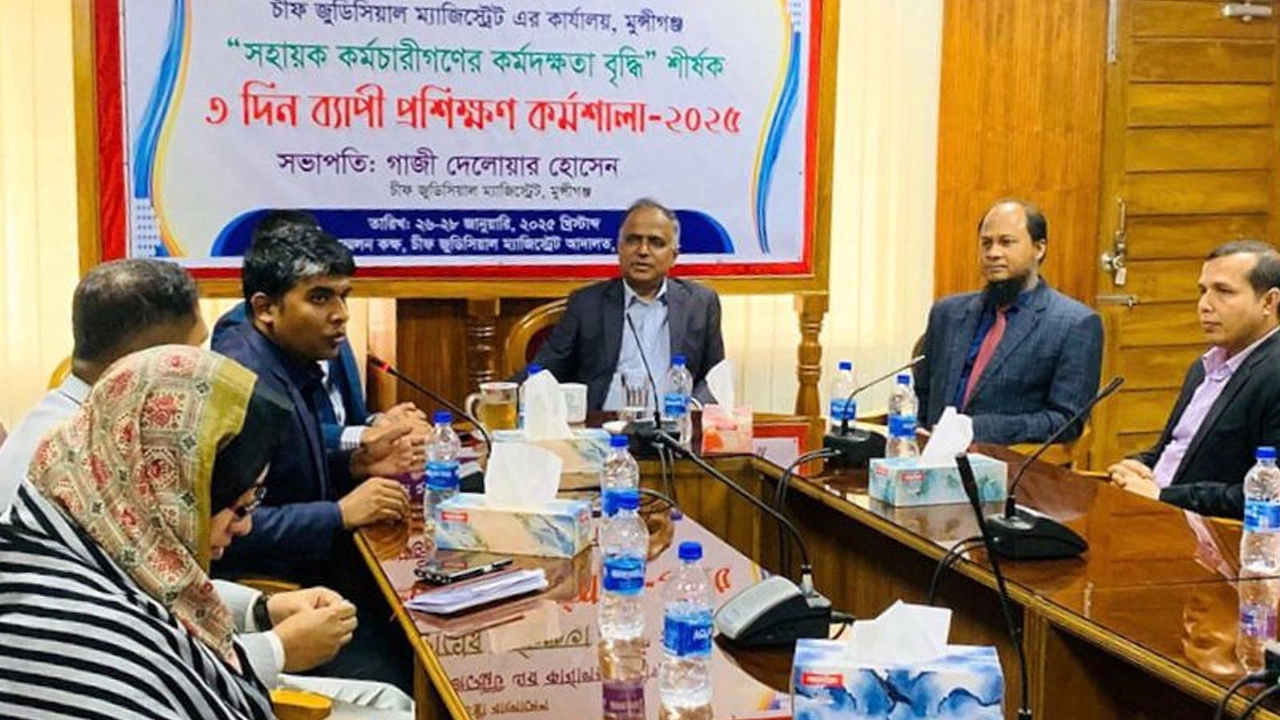 আদালতে সহায়ক কর্মচারীদের কর্মদক্ষতা বৃদ্ধি শীর্ষক প্রশিক্ষণ শেষে সমাপনী অনুষ্ঠানে অতিথিরা। ছবি : কালবেলা