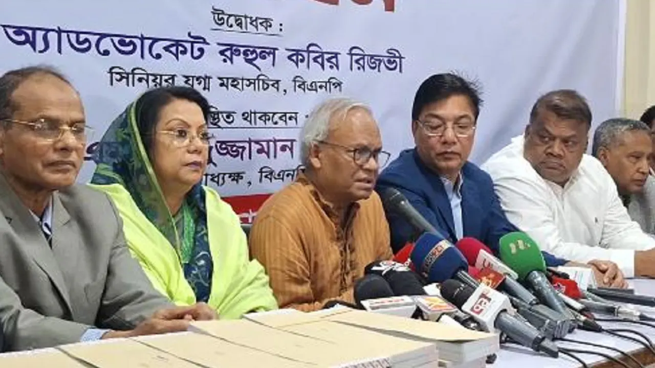রাজধানীর নয়াপল্টনে বিএনপির কেন্দ্রীয় কার্যালয়ে দেশব্যাপী সদস্য নবায়ন ফরম বিতরণ কার্যক্রম উদ্বোধন অনুষ্ঠানে কথা বলেন রুহুল কবির রিজভী। ছবি : কালবেলা
