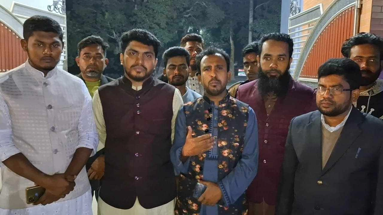 আবু হানিফসহ গণঅধিকার পরিষদের নেতারা। ছবি : কালবেলা