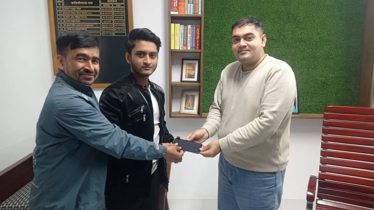 হারানো মোবাইল ফেরত দিচ্ছেন পুলিশ কর্মকর্তা। ছবি : কালবেলা