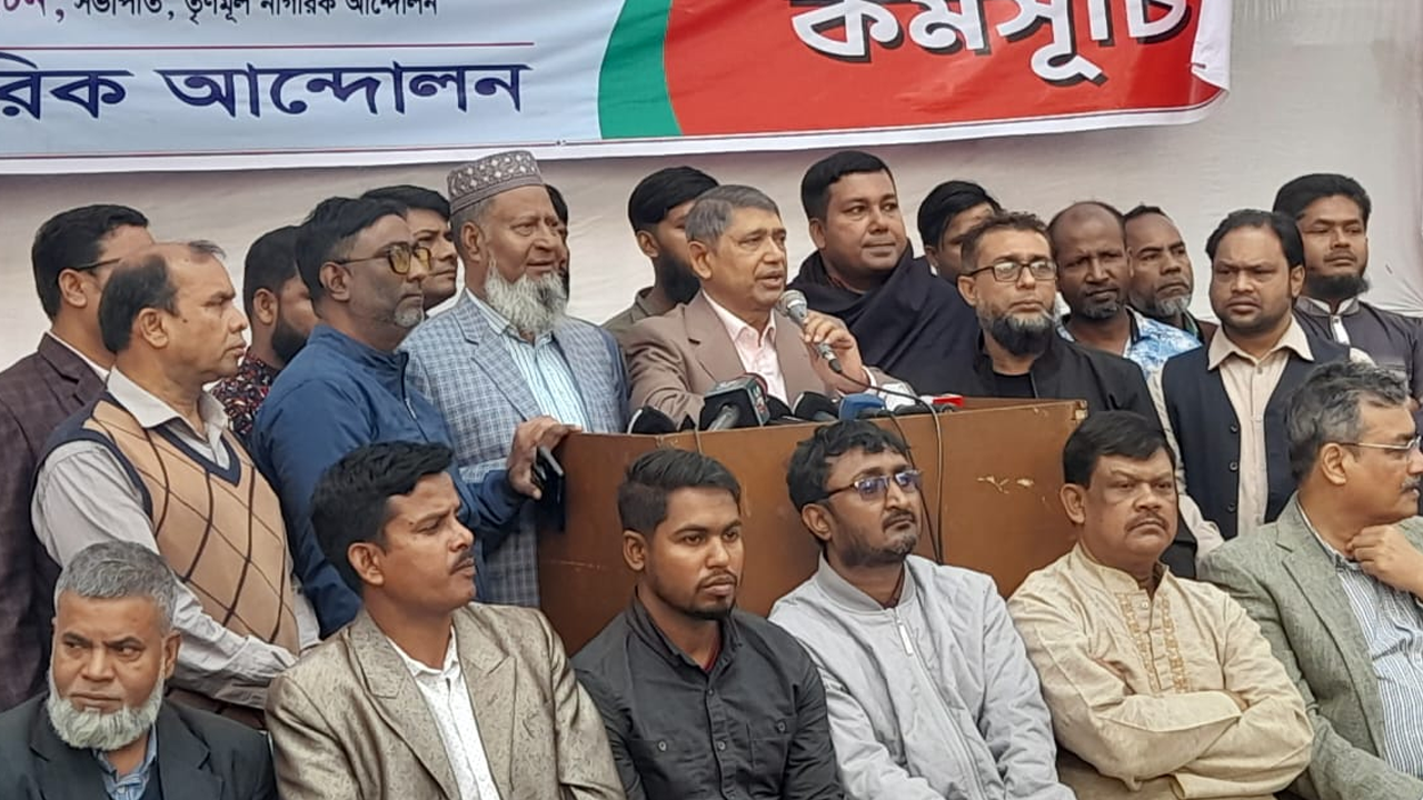 প্রেস ক্লাবের সামনে নাগরিক অবস্থান কর্মসূচিতে আহমেদ আযম খান। ছবি : কালবেলা