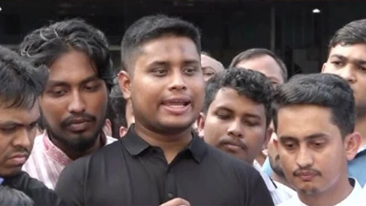 জুলাইয়ের আন্দোলনে বক্তব্য দেওয়ার সময় হাসনাত-সারজিসসহ অন্যরা। ছবি : সংগৃহীত