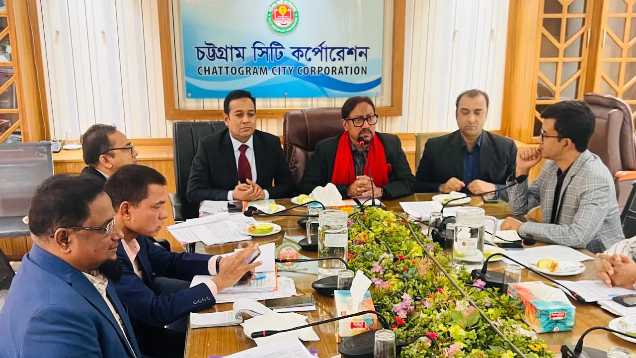 সিটি করপোরেশন কার্যালয়ে রাজস্ব বিভাগের কর্মীদের সঙ্গে সভায় চসিক মেয়র। ছবি : কালবেলা