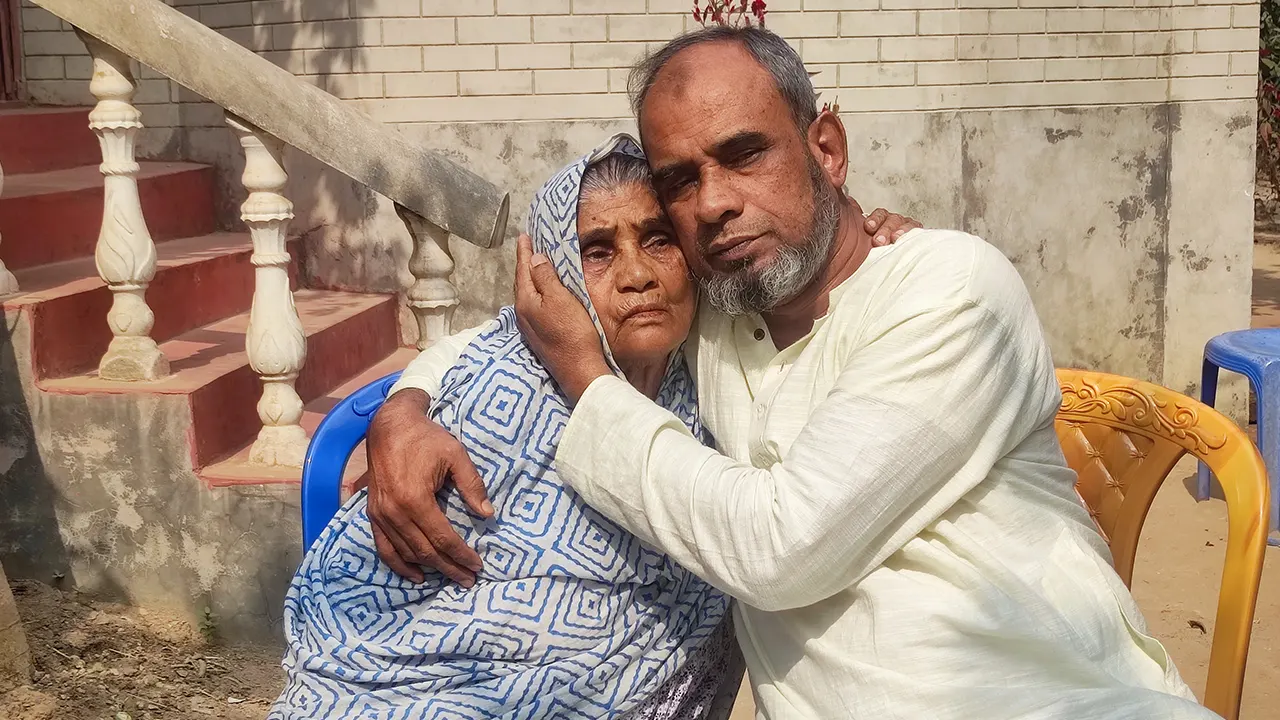 মা জুলেখা খাতুনকে জড়িয়ে আছেন সোলেমান মিয়া। ছবি : কালবেলা