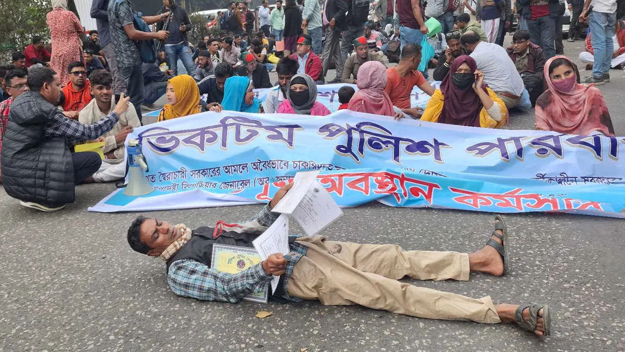 ভিকটিম পরিবারের একজন সড়কে শুয়ে রাস্তা আটকে রেখেছেন। ছবি : কালবেলা