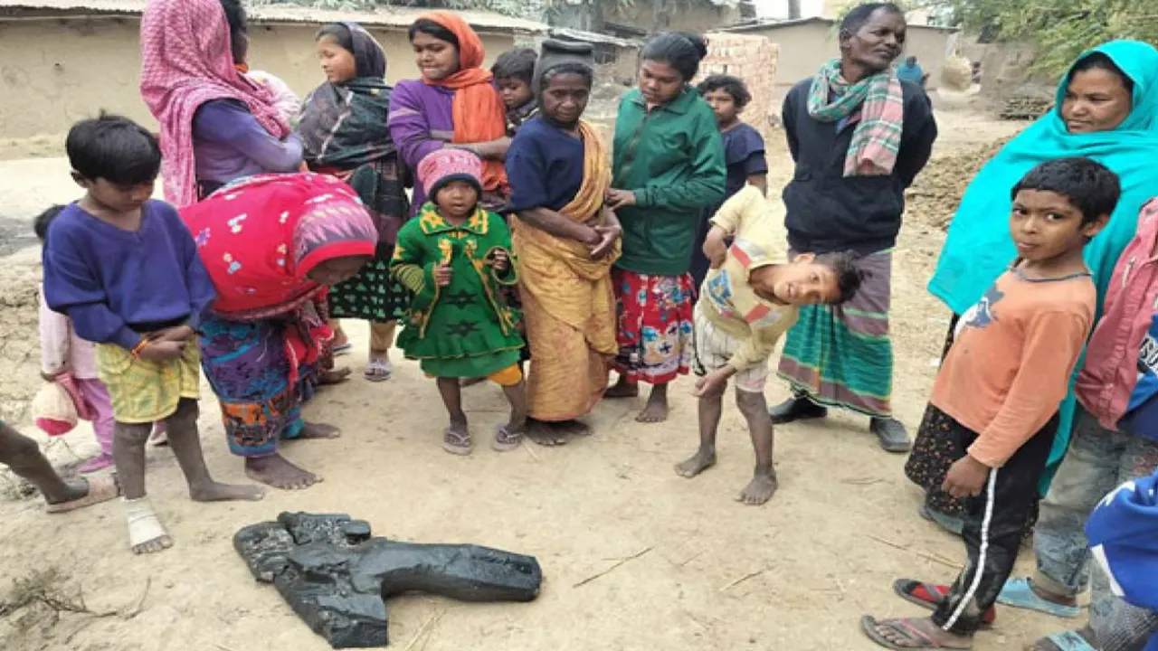 রাজশাহীর গোদাগাড়ীতে মূর্তি উদ্ধার। ছবি : কালবেলা