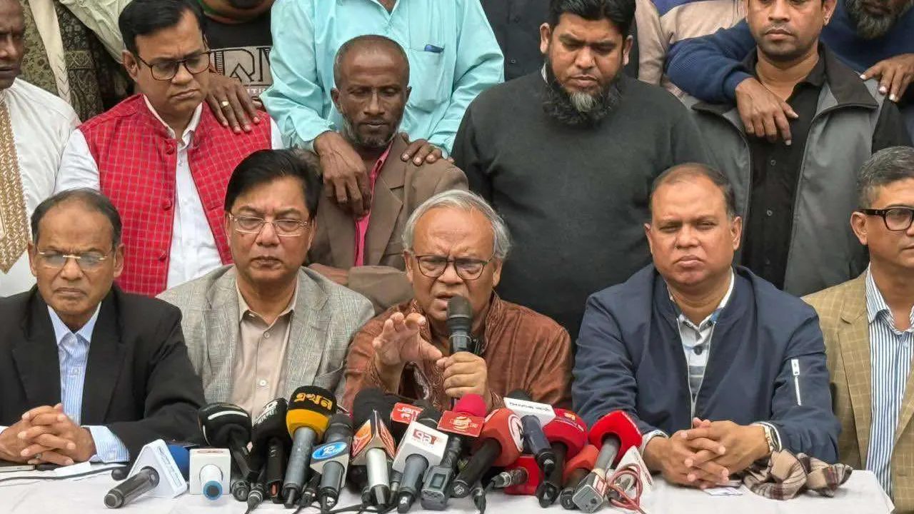 নয়াপল্টনে দলীয় কার্যালয়ের সামনে প্রতিবন্ধী রিকশাচালকদের আর্থিক সহায়তা প্রদান অনুষ্ঠানে বক্তব্য দেন বিএনপির সিনিয়র যুগ্ম মহাসচিব রুহুল কবির রিজভী। ছবি : কালবেলা