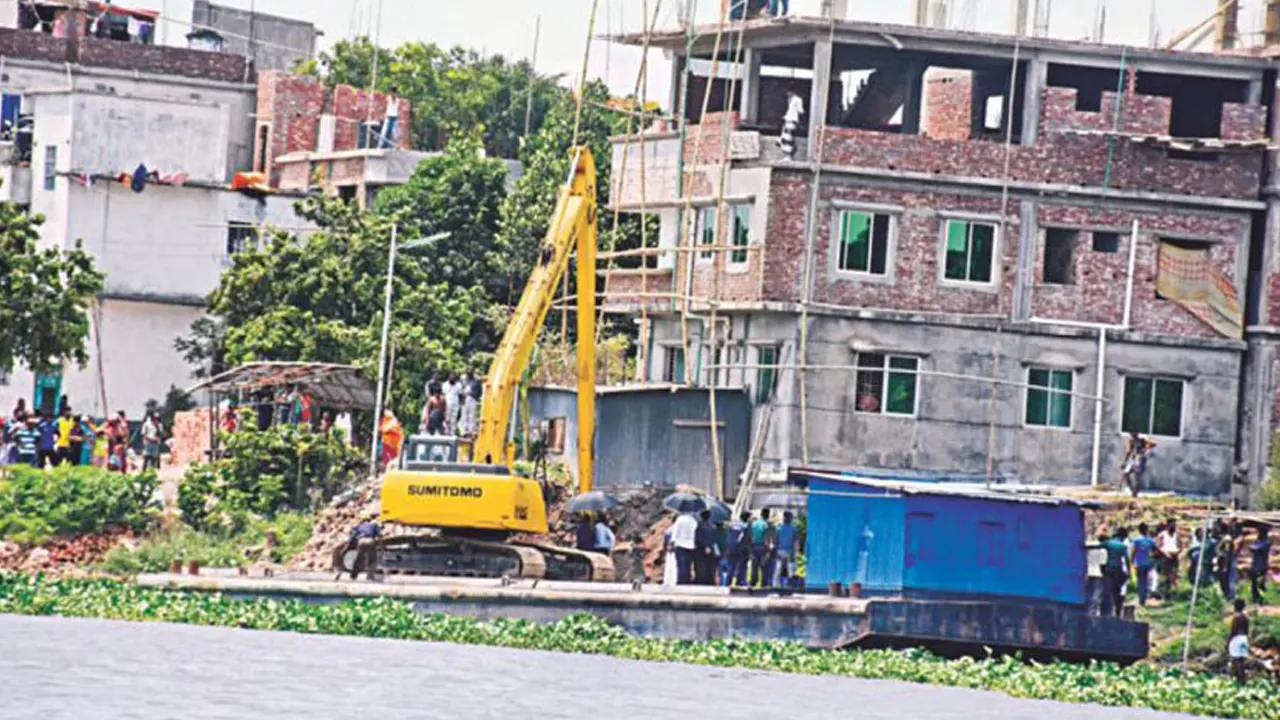 তুরাগ নদীর তীরবর্তী অবৈধ স্থাপনা ভাঙা হচ্ছে। পুরোনো ছবি
