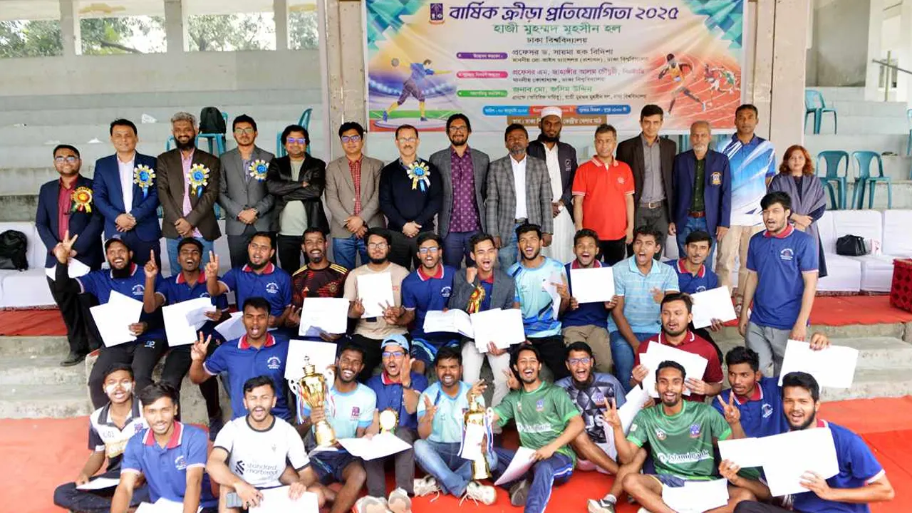ঢাবির বার্ষিক ক্রীড়া প্রতিযোগিতায় পুরস্কার বিজয়ীরা। ছবি : কালবেলা