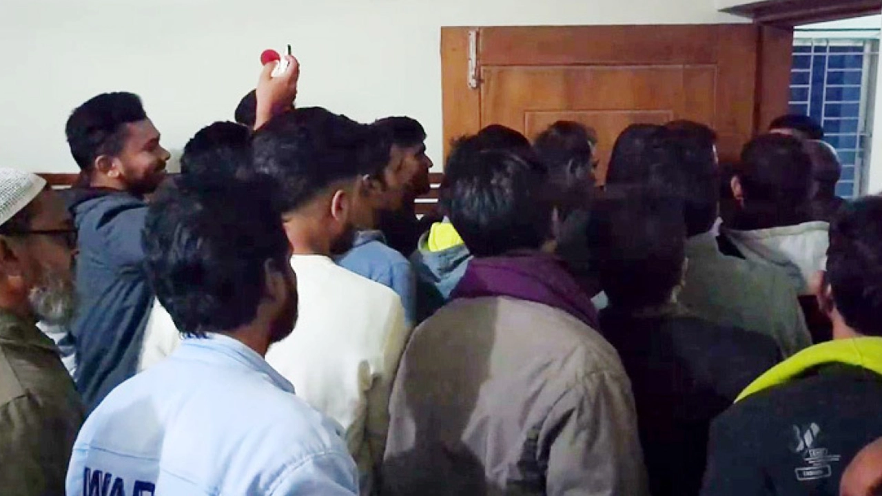 রাজশাহীতে শাহমখদুম থানার ভেতরে অবস্থান নেয় কৃষকদল ও ছাত্রদলের কিছু নেতাকর্মী। ছবি : কালবেলা