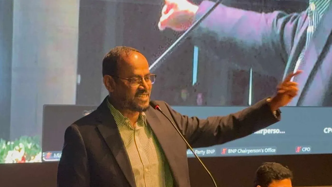 কুষ্টিয়ায় ‘রাষ্ট্রকাঠামো মেরামতের ৩১ দফা ও জনসম্পৃক্তি’ শীর্ষক কর্মশালায় বক্তব্য দেন সুলতান সালাউদ্দিন টুকু। ছবি : কালবেলা
