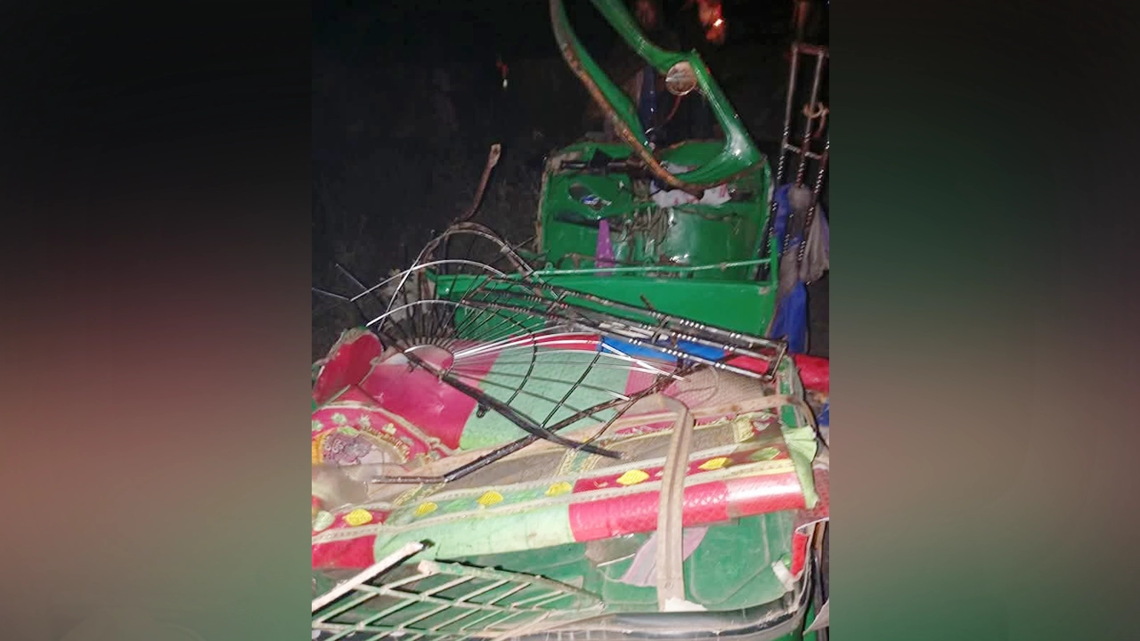 ট্রাকের চাপায় দুমড়ে-মুচড়ে যাওয়া সিএনজিচালিত অটোরিকশা। ছবি : কালবেলা