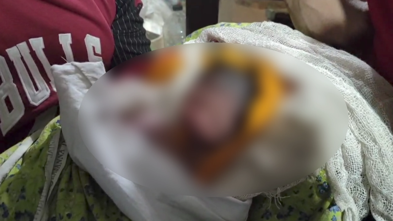 নবজাতককে উদ্ধার করে উপজেলা স্বাস্থ্য কমপ্লেক্সে ভর্তি করেছে পুলিশ। ছবি : কালবেলা