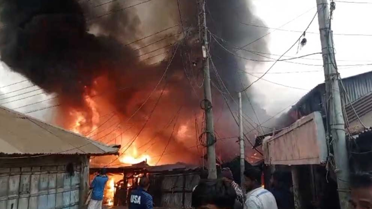 আগুনে পুড়ে যায় চট্টগ্রামের মার্কেট। ছবি : কালবেলা
