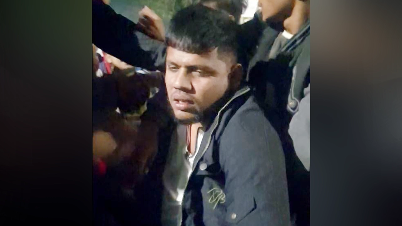 আটক নিষিদ্ধ ছাত্রলীগ নেতা আব্দুল্লাহ আল মেহেদী হাসান ওরফে হিমেল। ছবি : কালবেলা