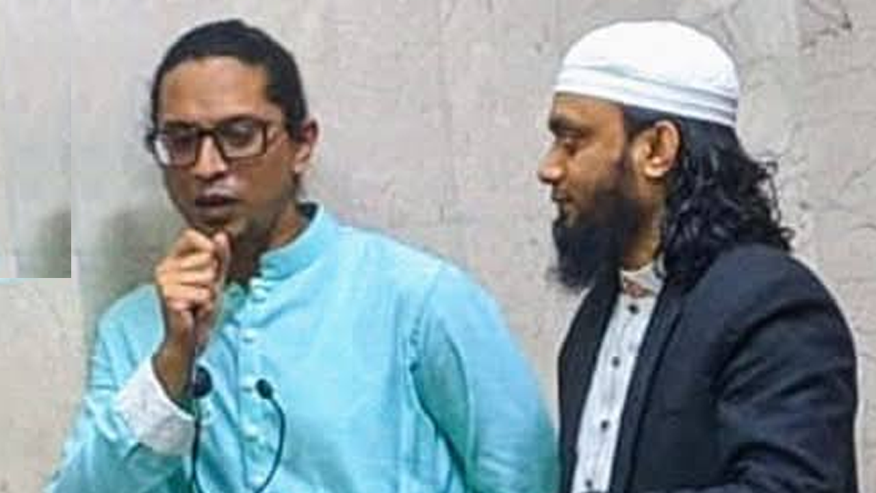 দেব চৌধুরীকে শাহাদাহ বাক্য পাঠ করাচ্ছেন মসজিদের খতিব। ছবি : সংগৃহীত