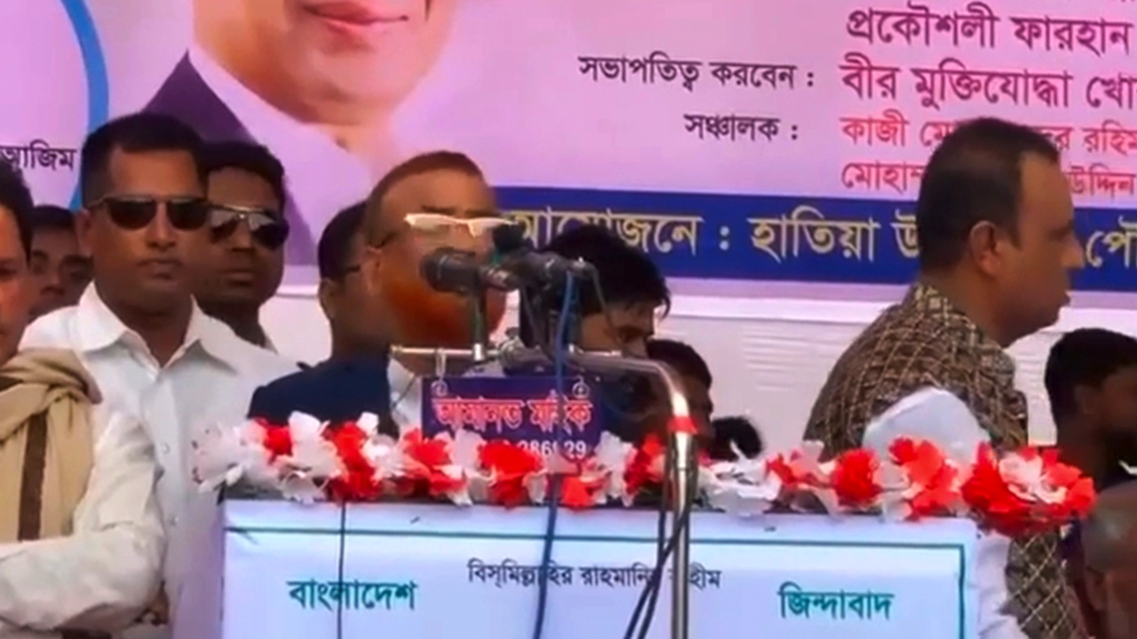 নোয়াখালীর হাতিয়ায় বিএনপির গণসমাবেশে বক্তব্য রাখছেন আবুল বাসার ফুল মিয়া। ছবি : কালবেলা