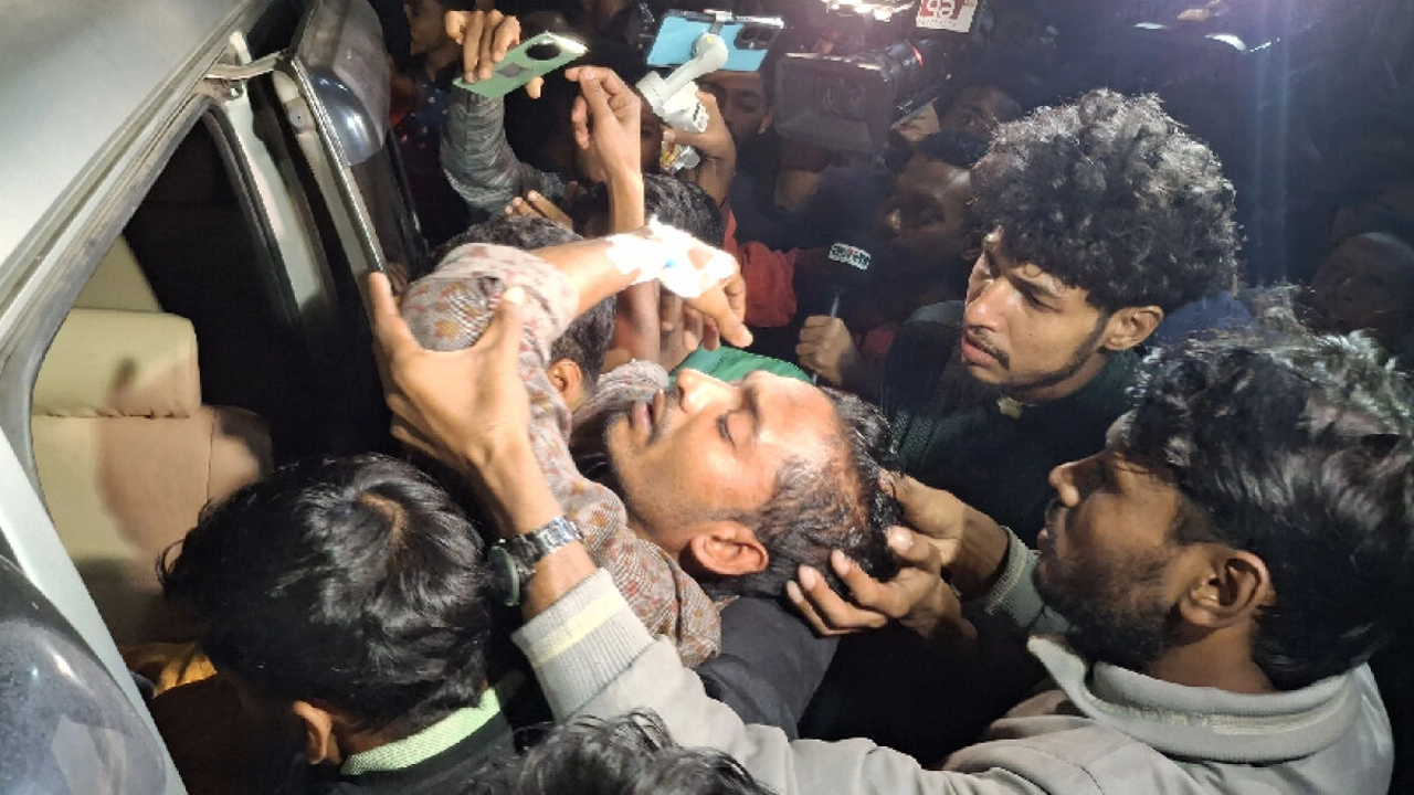 অনশনরত এক শিক্ষার্থীকে ঢামেকে ভর্তি। ছবি : সংগৃহীত