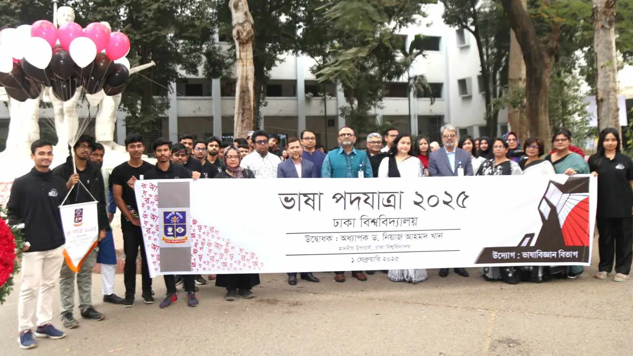 অপরাজেয় বাংলার পাদদেশ থেকে পদযাত্রা শুরু হয়। ছবি : কালবেলা