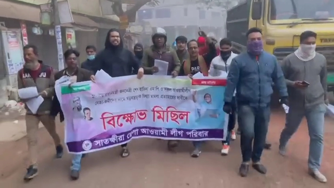 ঝটিকা মিছিলে আওয়ামী লীগের কয়েকজন নেতাকর্মী। ছবি : কালবেলা