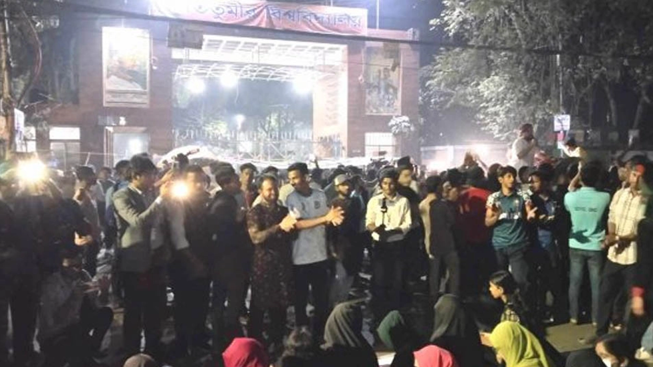 তিতুমীর কলেজের প্রধান ফটকের সামনে শিক্ষার্থীদের সংবাদ সম্মেলন। ছবি : সংগৃহীত