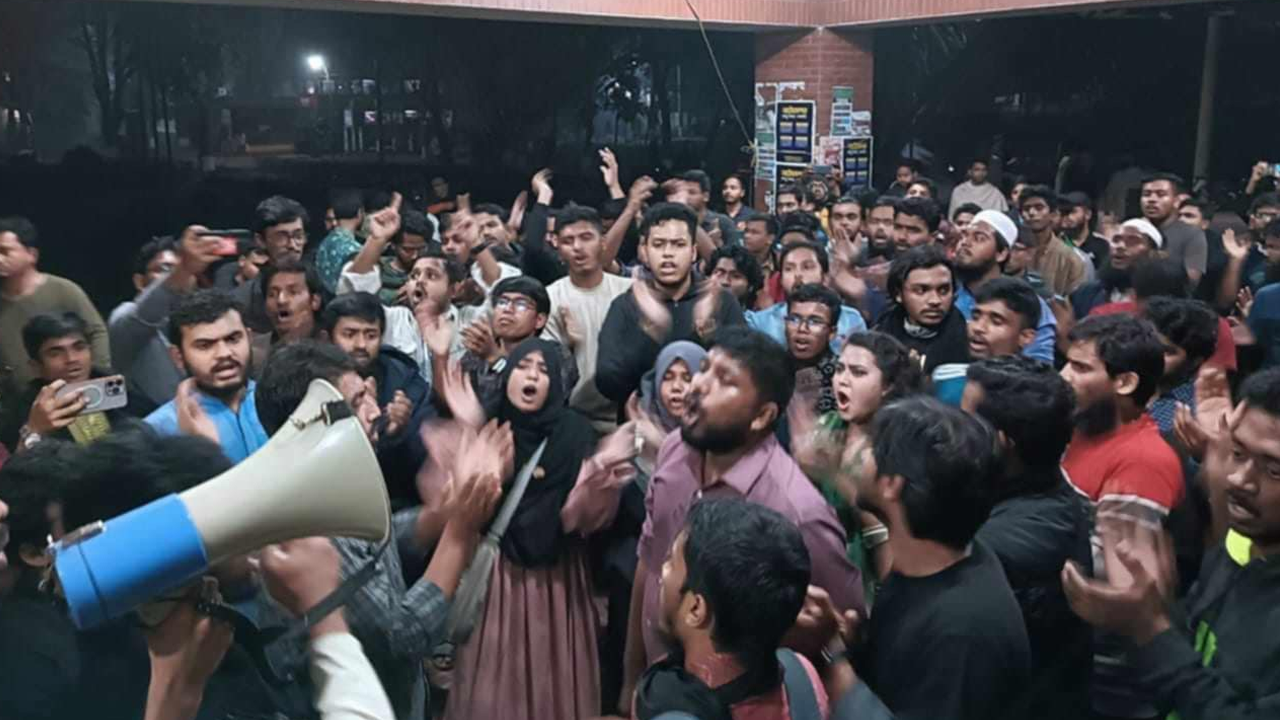তপশিল ঘোষণার তারিখ পিছিয়ে দেওয়ায় বিক্ষোভ করছেন শিক্ষার্থীরা। ছবি : কালবেলা