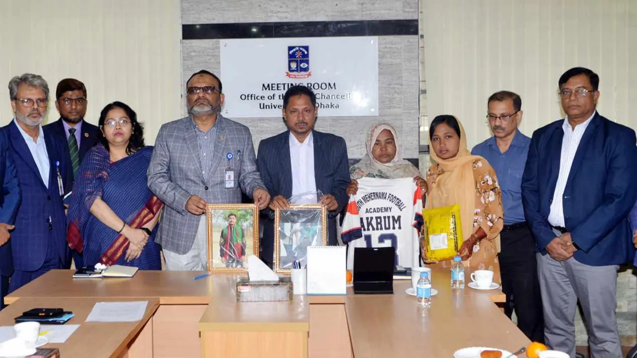 এসব জিনিসপত্র ঢাকা বিশ্ববিদ্যালয়ের উপাচার্য অধ্যাপক ড. নিয়াজ আহমদ খানের কাছে হস্তান্তর করা হয়। ছবি : কালবেলা।
