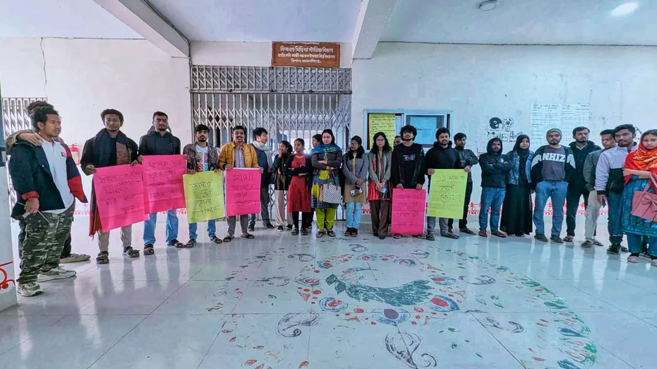 ফিল্ম অ্যান্ড মিডিয়া স্টাডিজ বিভাগে তালা ঝুলিয়ে অবস্থান কর্মসূচি পালন করে শিক্ষার্থীরা। ছবি : কালবেলা