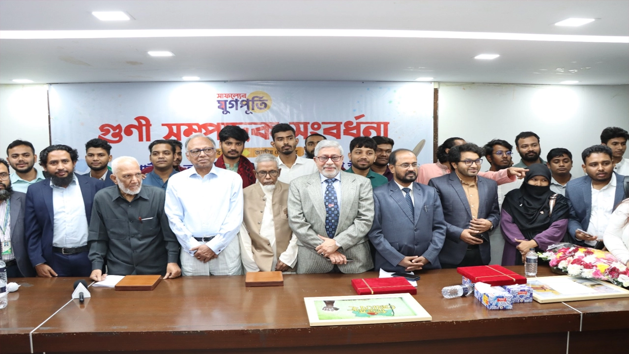 মানারাত ইউনিভার্সিটির সাংবাদিকতা বিভাগের বর্ষপূর্তিতে ড. মাহমুদুর রহমান। ছবি : কালবেলা