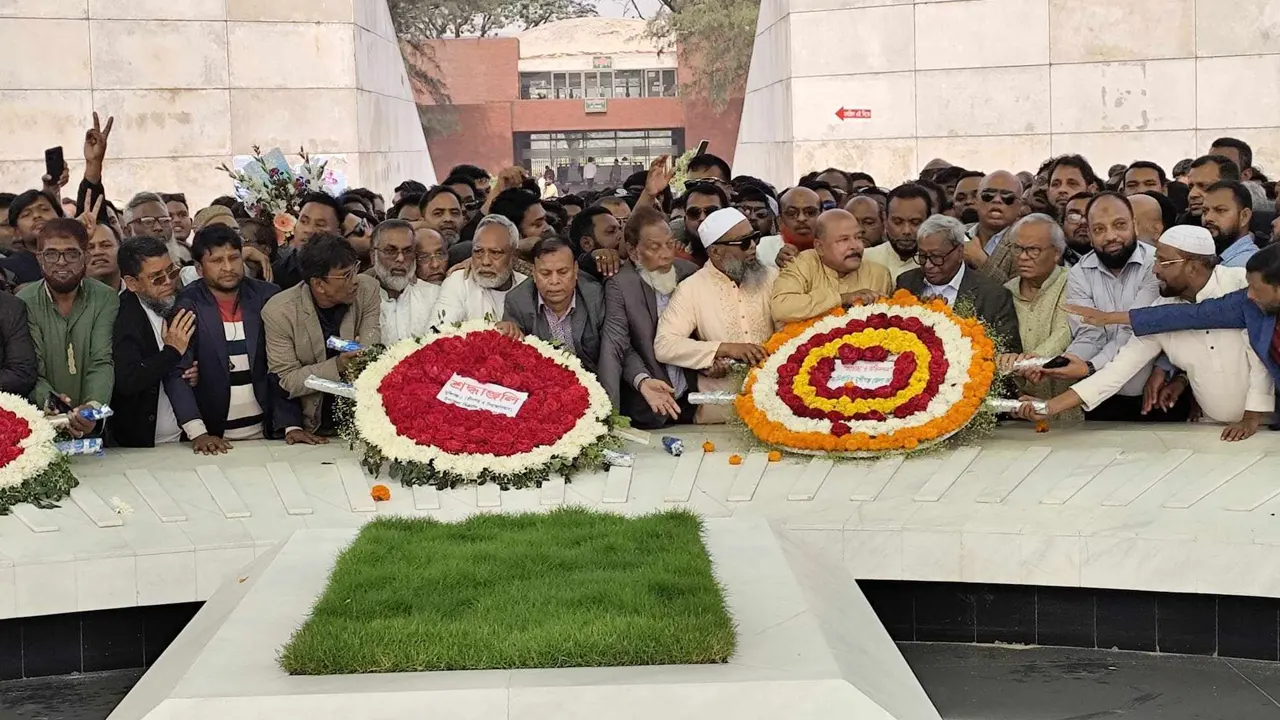 শহীদ প্রেসিডেন্ট জিয়াউর রহমানের মাজারে শ্রদ্ধা নিবেদন। ছবি : কালবেলা
