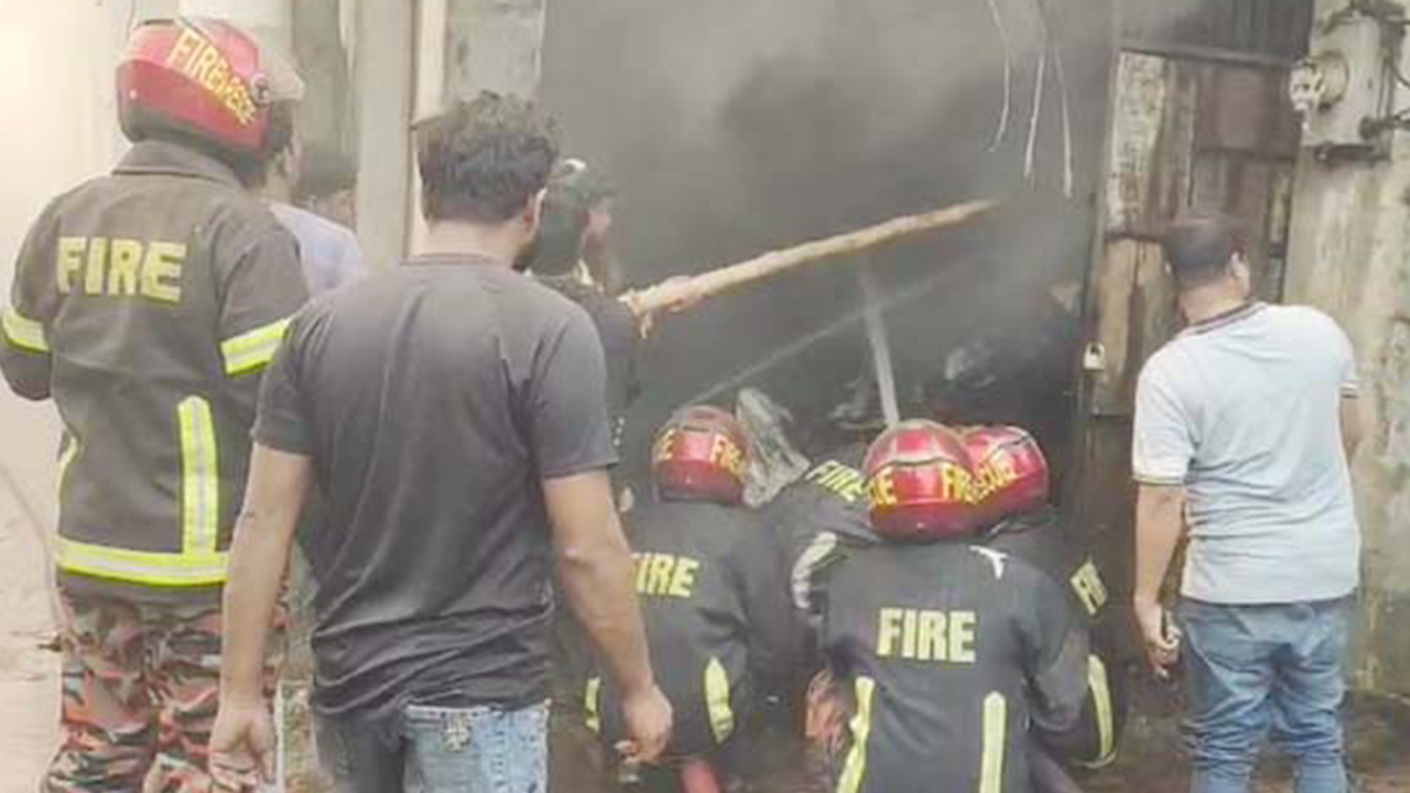 টেক্সটাইল মিলের আগুন নিয়ন্ত্রণে কাজ করছেন ফায়ার সার্ভিসের কর্মীরা। ছবি : কালবেলা
