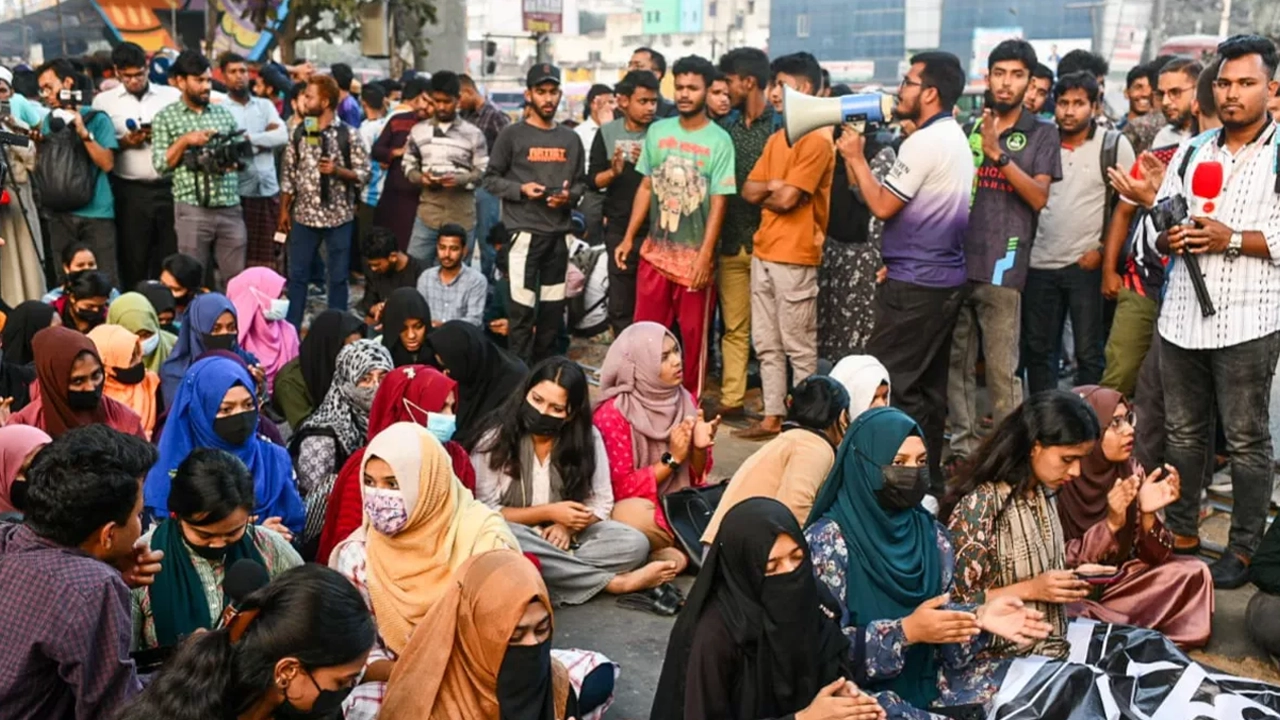 তিতুমীর কলেজের আন্দোলনরত শিক্ষার্থীরা। ছবি : সংগৃহীত