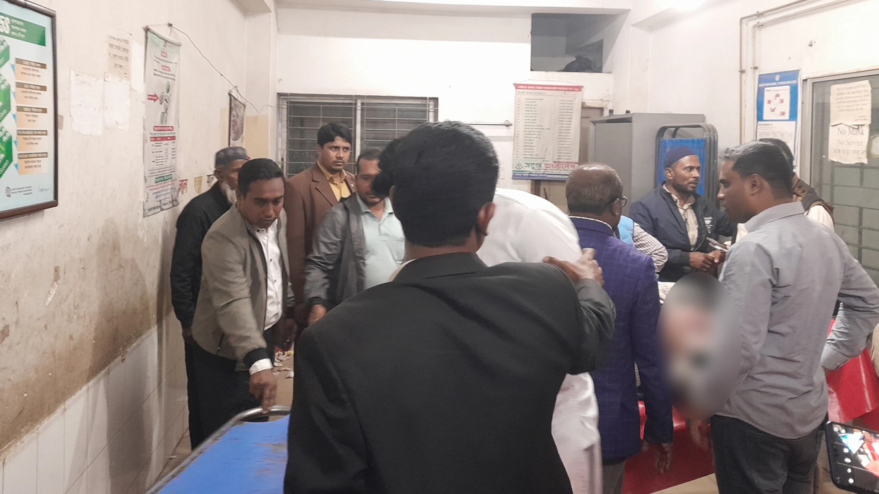 আহত সাংবাদিকদের হাসপাতালে ভর্তি করা হয়েছে। ছবি : কালবেলা