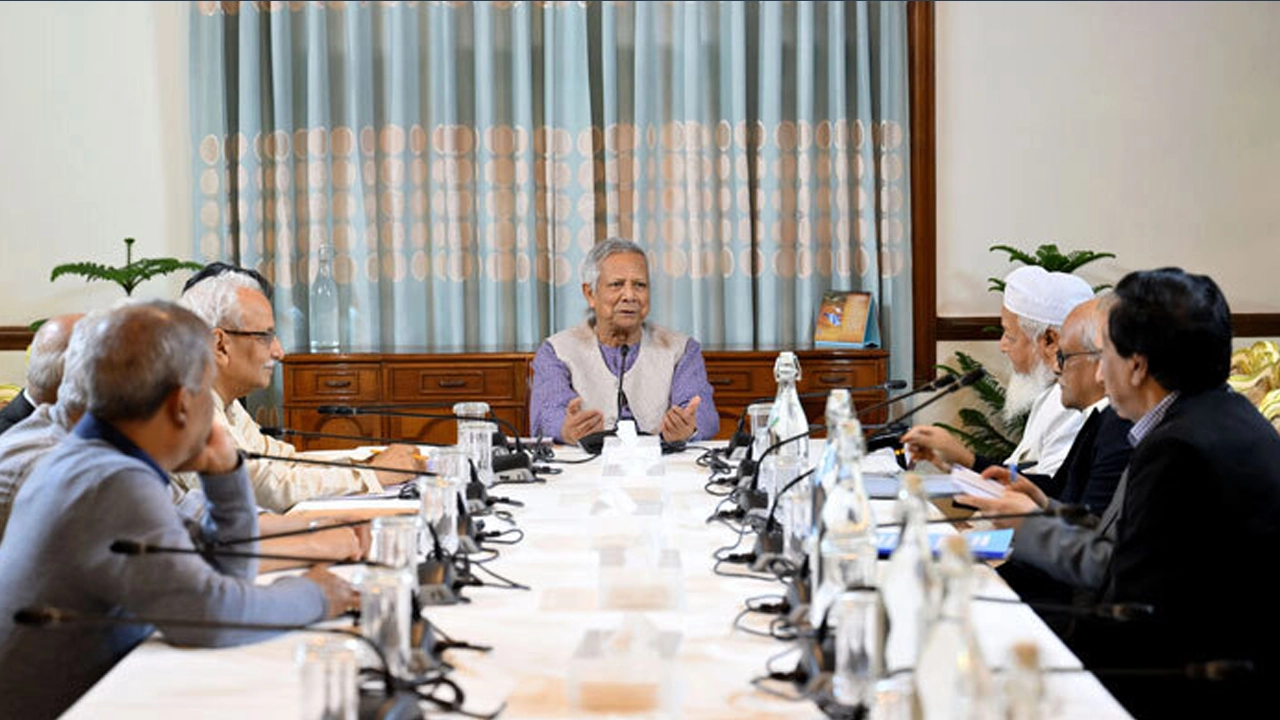 ছয়টি সংস্কার কমিশনের প্রধানদের সঙ্গে প্রধান উপদেষ্টা। ছবি : সংগৃহীত