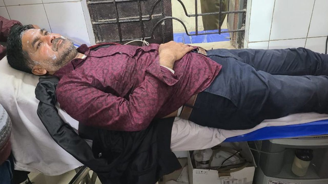 ককটেল বিস্ফোরণে আহত মোস্তাক আহম্মেদ চৌধুরী খোকন। ছবি : সংগৃহীত