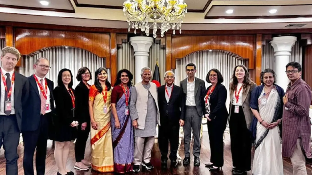 নিরাপনের নেতাদের সঙ্গে অন্তর্বর্তী সরকারের প্রধান উপদেষ্টা ড. ইউনূস। ছবি : সংগৃহীত